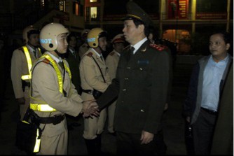 Đại tướng Trần Đại Quang bắt tay Thượng sĩ Nguyễn Hải Anh nhân dịp tết Nguyên đán 2012